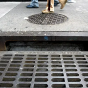 Hombres salen de las alcantarillas en Nueva York