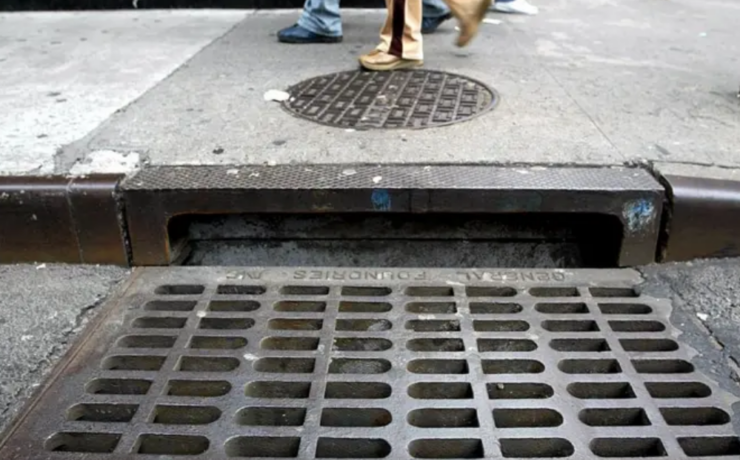 Hombres salen de las alcantarillas en Nueva York