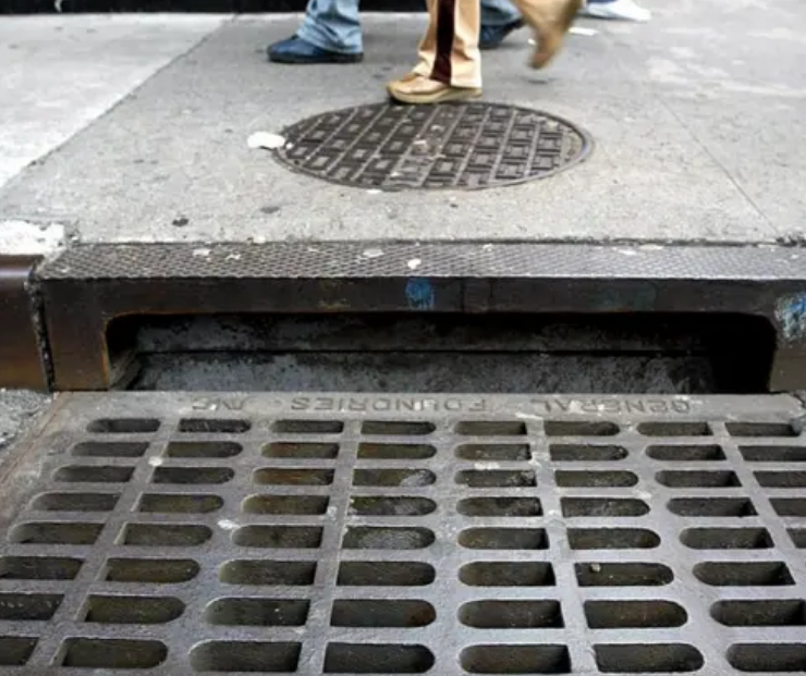 Hombres salen de las alcantarillas en Nueva York