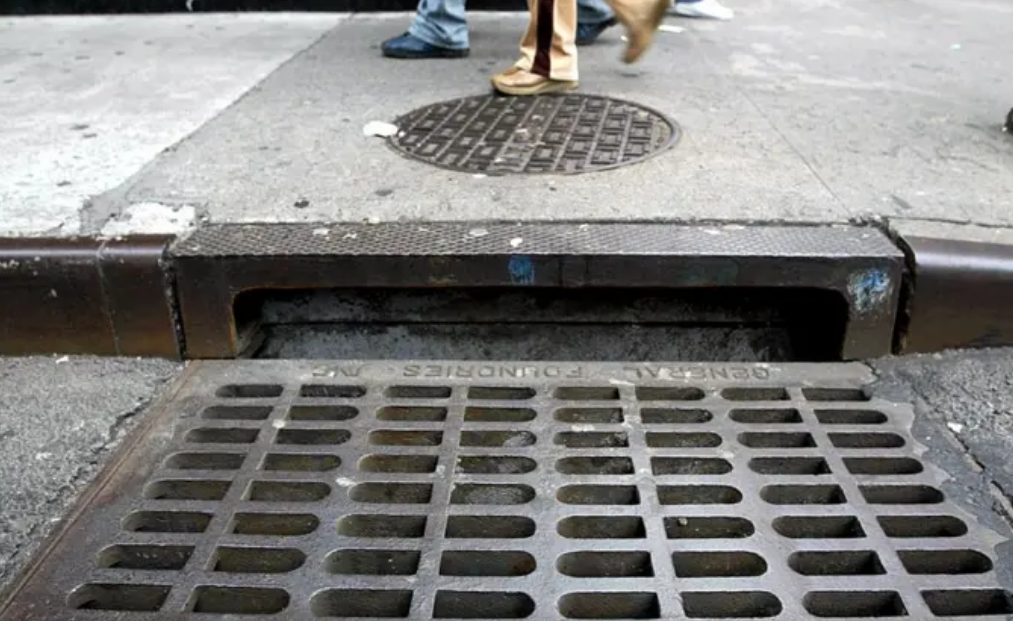 Hombres salen de las alcantarillas en Nueva York