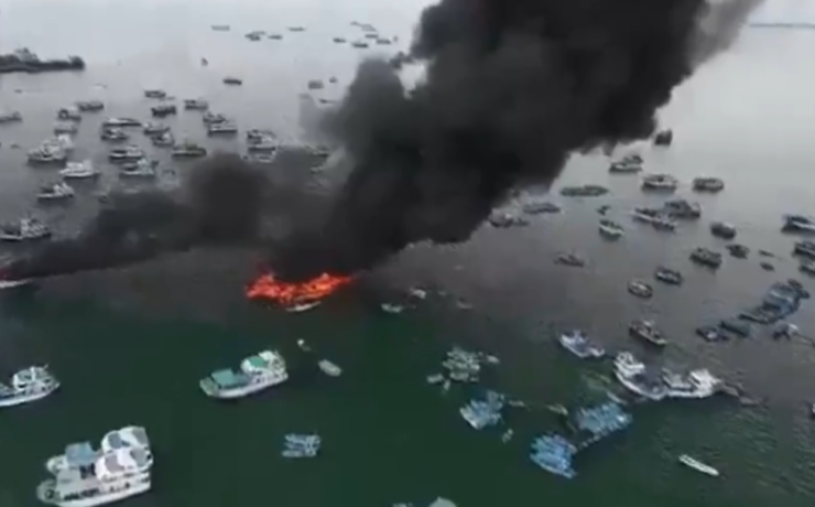 Incendio destruye 20 embarcaciones Ecuador