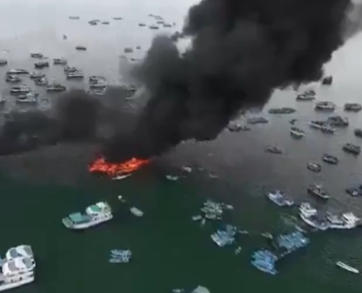 Incendio destruye 20 embarcaciones Ecuador