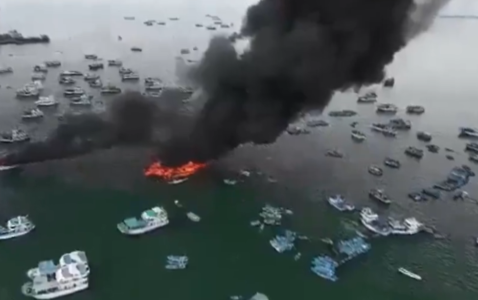 Incendio destruye 20 embarcaciones Ecuador
