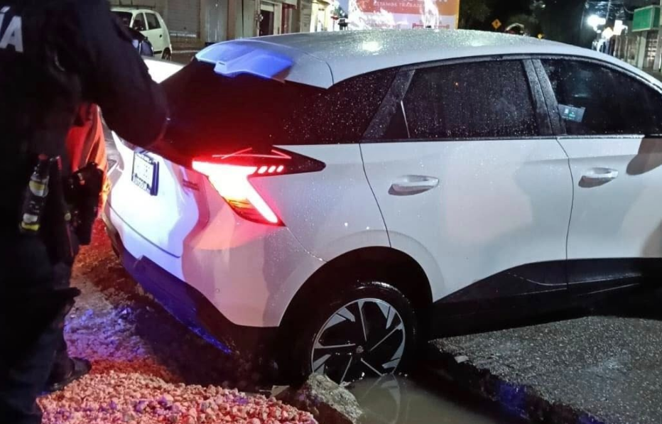 Autos en zanjas: caos vial Campeche por falta de atención