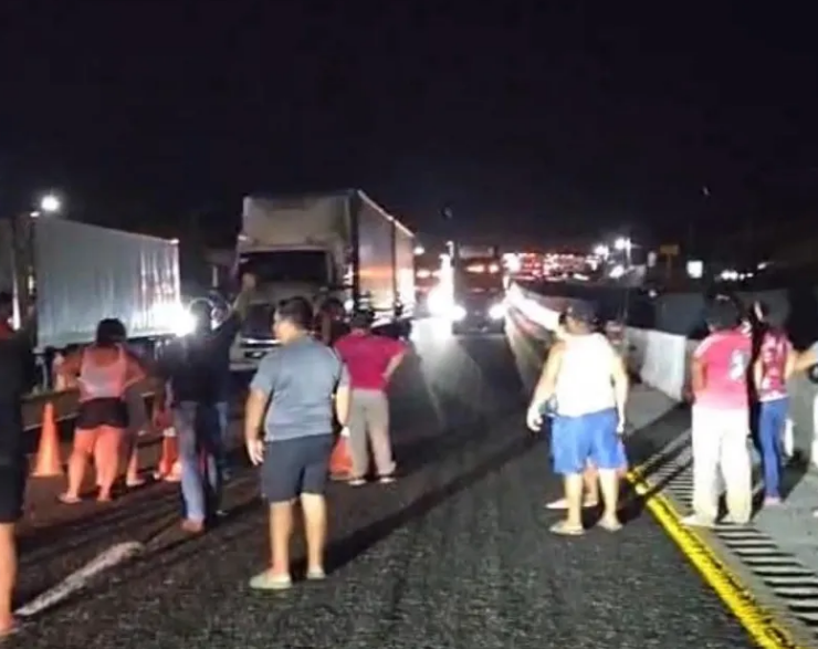 Pobladores bloquean la Mérida-Campeche por varias horas