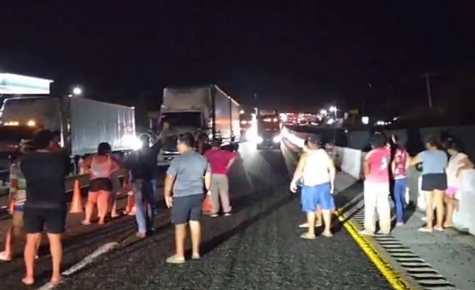 Pobladores bloquean la Mérida-Campeche por varias horas