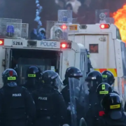 Segunda noche de violencia en Belfast tras ataque racista