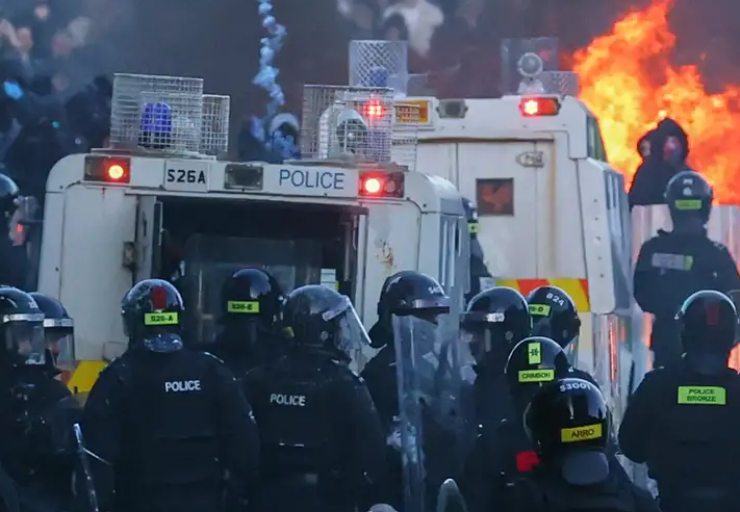 Segunda noche de violencia en Belfast tras ataque racista