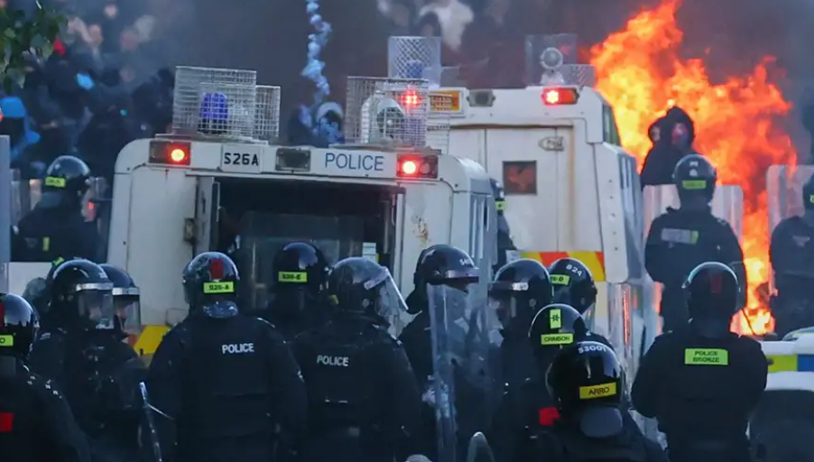Segunda noche de violencia en Belfast tras ataque racista