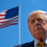Trump vuelve a afectar a los migrantes, está vez mediante los bancos