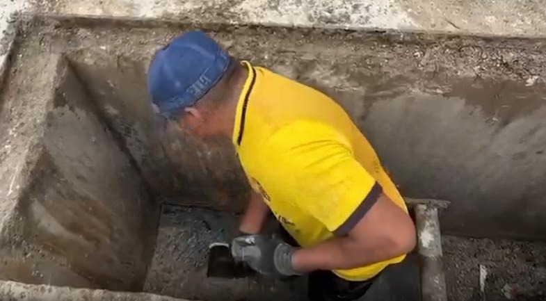 La alcaldía de Campeche limpia pozos y drenajes como prevención