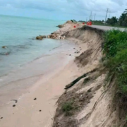 Alerta máxima: oleaje y las marejadas provocan erosión en carretera