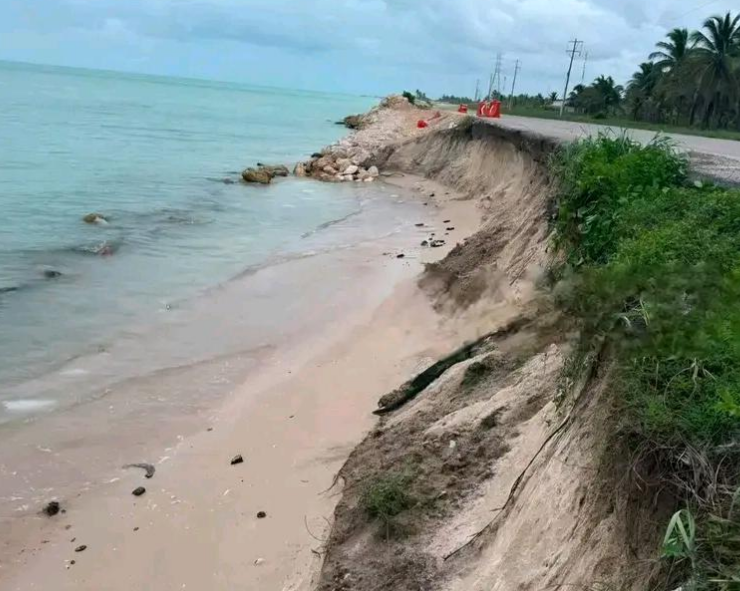 Alerta máxima: oleaje y las marejadas provocan erosión en carretera