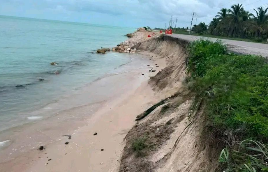Alerta máxima: oleaje y las marejadas provocan erosión en carretera