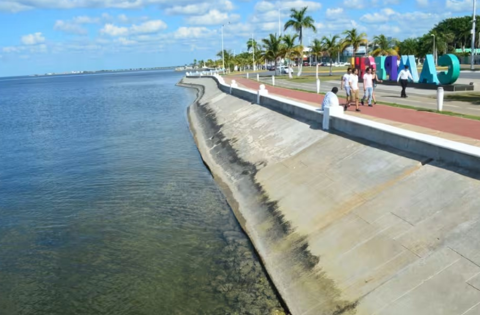 ¡Alerta en Campeche: plantas residuales contaminan la bahía sin control!