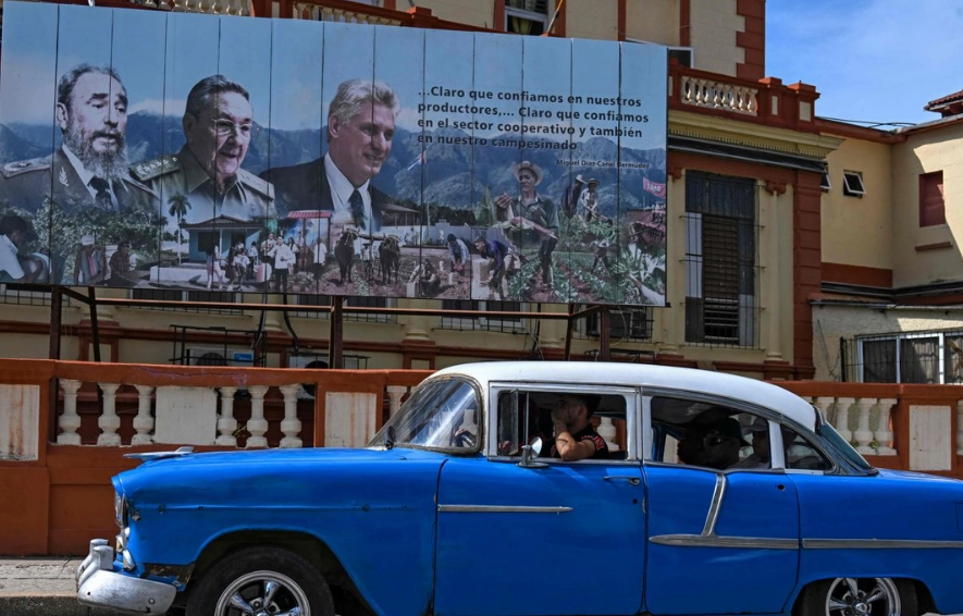 Trump dice que una operación militar en Cuba sería como un juego