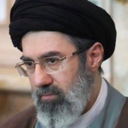 Líder de Irán autorizó conversaciones con EEUU