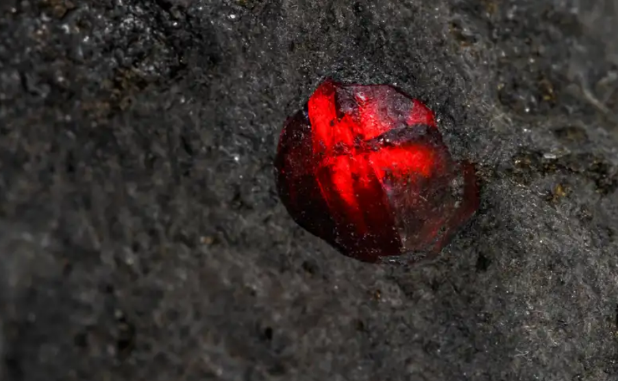 Científicos abren meteorito de Marte
