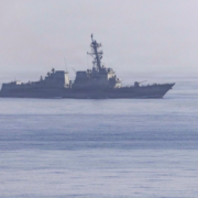 Estados Unidos e Irán cruzan ataques en Ormuz aumentado de nuevo la tensión regional