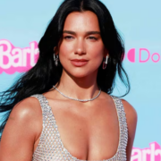 Dua Lipa impacta con bikini dorado durante su luna de miel
