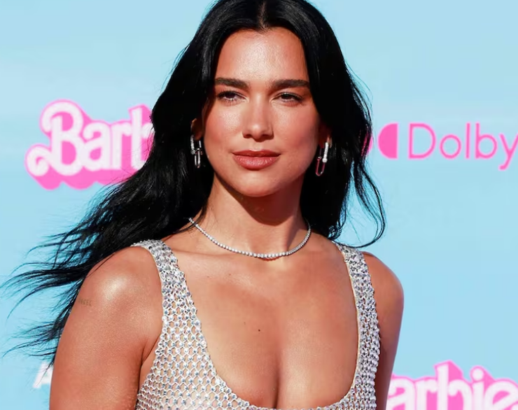 Dua Lipa impacta con bikini dorado durante su luna de miel