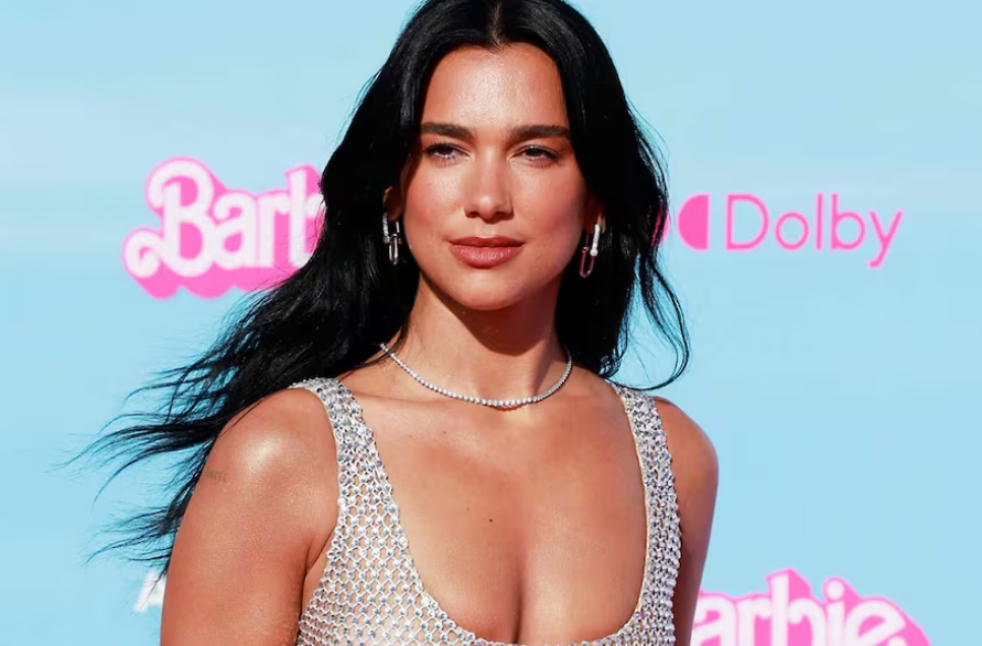 Dua Lipa impacta con bikini dorado durante su luna de miel