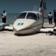 Aterrizaje forzoso de avioneta en playa de Campeche