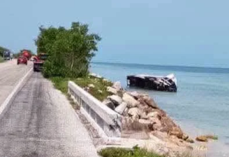 ¡Impactante en Campeche! Tráiler termina en el Mar tras choque con ADO