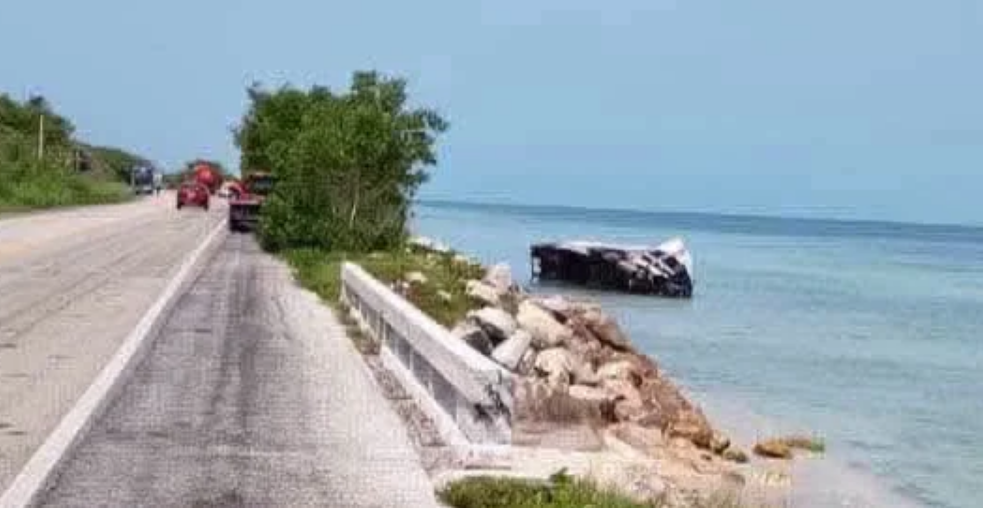 ¡Impactante en Campeche! Tráiler termina en el Mar tras choque con ADO