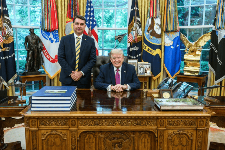 Casa Blanca con el senador brasileño Flavio Bolsonaro