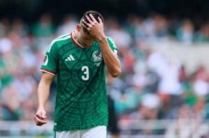 Pie de foto 2La baja de César Montes obligará a México a reorganizar su defensa para el duelo ante Corea del Sur tras cumplir su sanción automática.