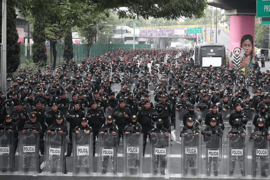 Cerco policial frena avance de la CNTE