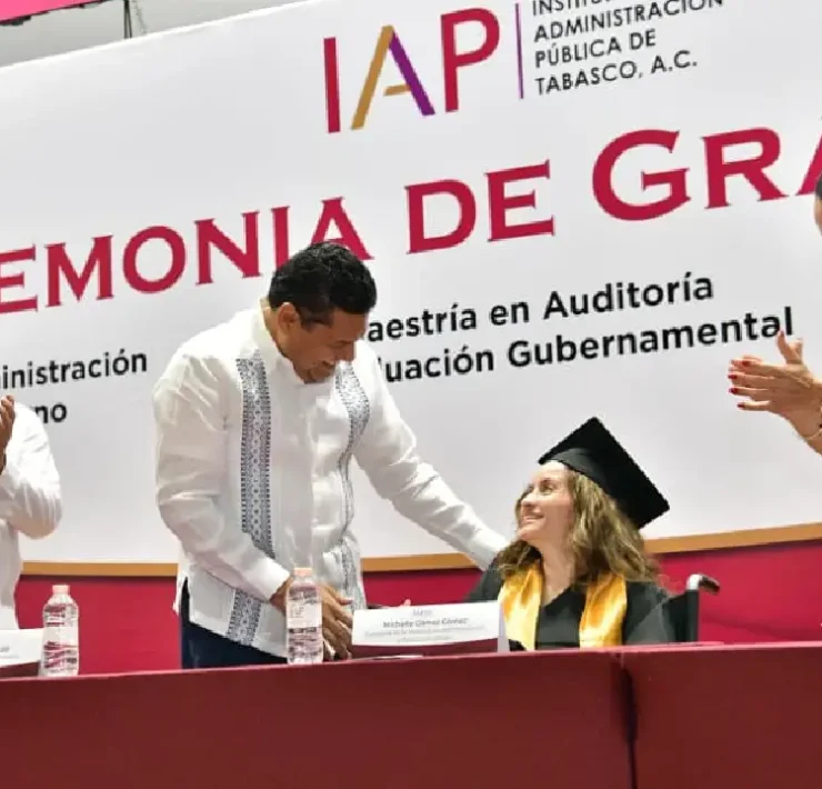 Constancias a profesionistas que concluyen estudios fortalecen el servicio público en Tabasco