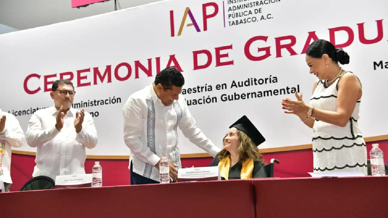 Constancias a profesionistas que concluyen estudios fortalecen el servicio público en Tabasco