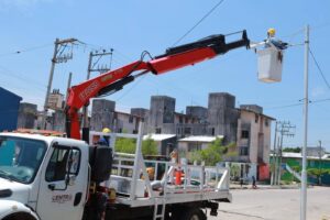 El mantenimiento y rehabilitación de luminarias en Las Rosas fortalece la seguridad de las familias y mejora los espacios públicos, demostrando que la obra pública da resultados que benefician directamente a la comunidad.
