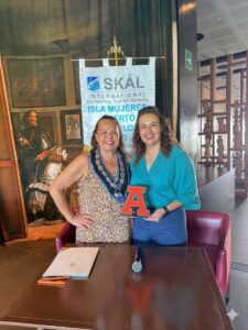 La alianza entre la Universidad Anáhuac Cancún y SKAL Isla Mujeres-Puerto Morelos busca impulsar la capacitación, la innovación y la competitividad del sector turístico mediante programas de prácticas profesionales, bolsa de trabajo y becas académicas.