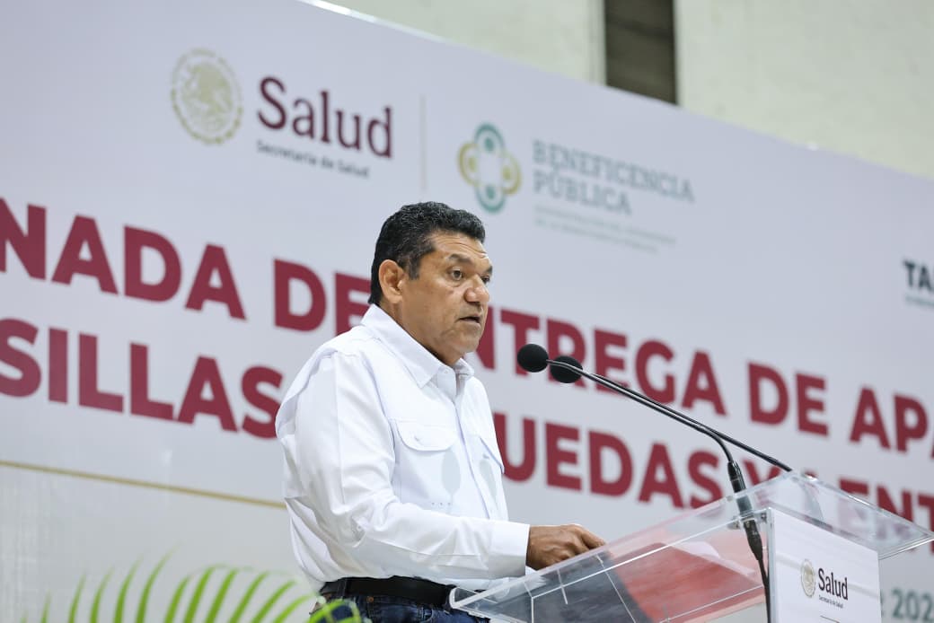 Entregan aparatos funcionales y lentes a personas con discapacidad en Tabasco