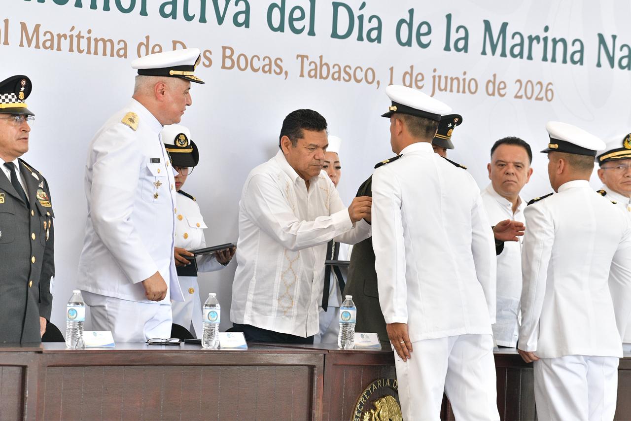 Entregan reconocimientos y promueven valores marítimos