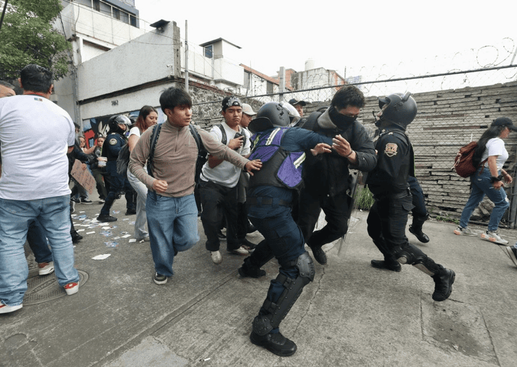 Estudiantes de la UNAM se movilizan en protesta contra el Mundial
