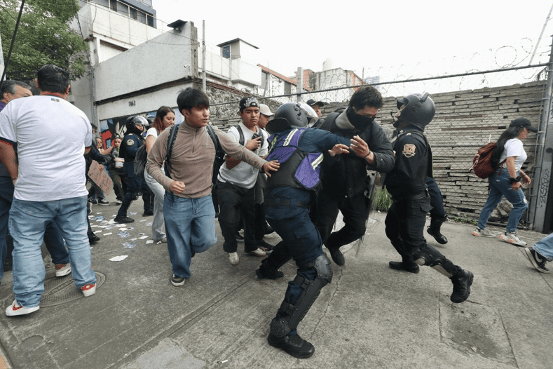 Estudiantes de la UNAM se movilizan en protesta contra el Mundial