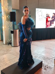 La exposición surge a partir del proyecto académico “Cero o 100% Tendencia: Una mirada al sistema de producción de la moda”