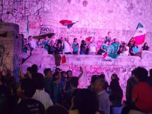 La celebración se trasladó a Paseo de Montejo, donde cientos de aficionados festejaron el triunfo de México con banderas, cánticos y un ambiente lleno de orgullo tricolor.