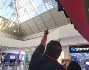 Personal de seguridad acordonó el área afectada luego de que apareciera una grieta en una de las vigas del techo de cristal de Plaza Las Américas tras el sismo registrado en el Caribe.