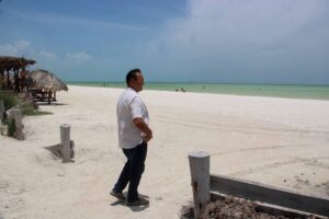 El presidente municipal, Nivardo Mena, supervisa las condiciones óptimas de la isla y destaca la ausencia total de sargazo