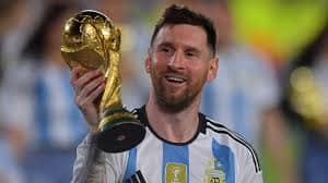 Lionel Messi vuelve a ser el centro de atención en una justa internacional de selecciones. Veinte años después de su primer gol en este escenario, el capitán argentino lidera a la Albiceleste en el inicio de la defensa del título frente a Argelia.
