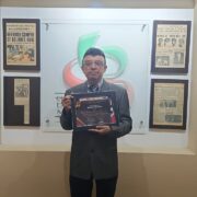 Luy recibe reconocimiento por su ardua labor como caricaturista