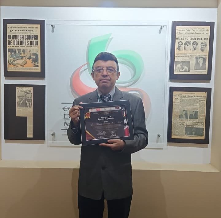 Luy recibe reconocimiento por su ardua labor como caricaturista
