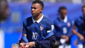 Kylian Mbappé lideró la victoria de Francia con un doblete que acercó a los galos a los 16avos de final del torneo.