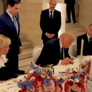 Macron pone en duda el fin de la guerra
