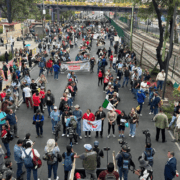 Maestros de la CNTE marchan rumbo al estadio